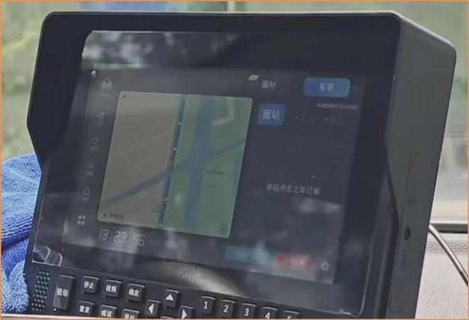 公交车乘客看到都懵了！J9九游会比亚迪秦跑