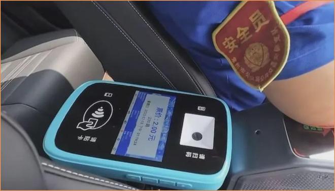 公交车乘客看到都懵了！J9九游会比亚迪秦跑(图2)